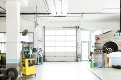 Commercial garage door (canva)