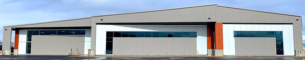 Hydraulic hangar door